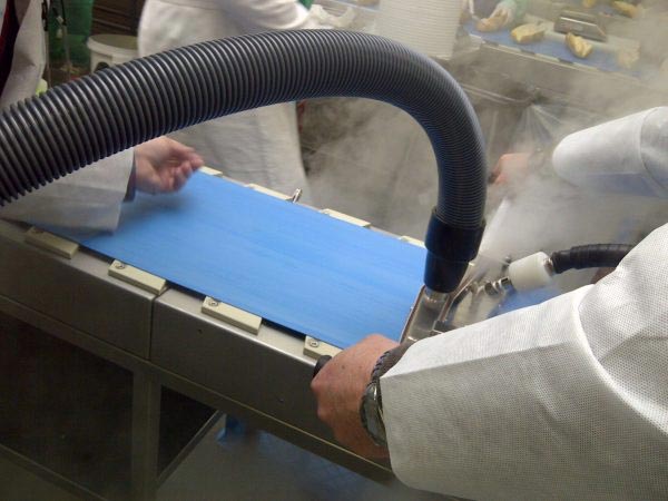 Mesh and Plastic Belt Conveyor Cleaning