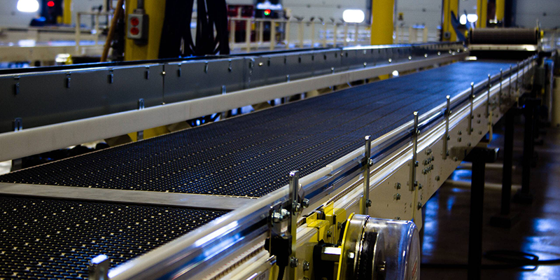 Dry cleaning system using steam vapour at over 180 degrees for fast drying and minimal water content on conveyor belts, ideal for food handling and parts factories