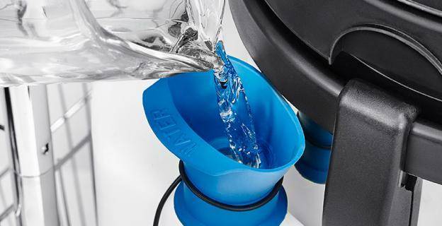 Conveyor belt cleaning system using steam vapour to reduce water usage, providing effective cleaning with fast drying and minimal water content